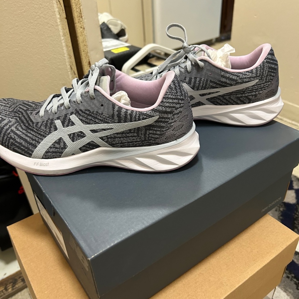 asics - Picture 2 of 5